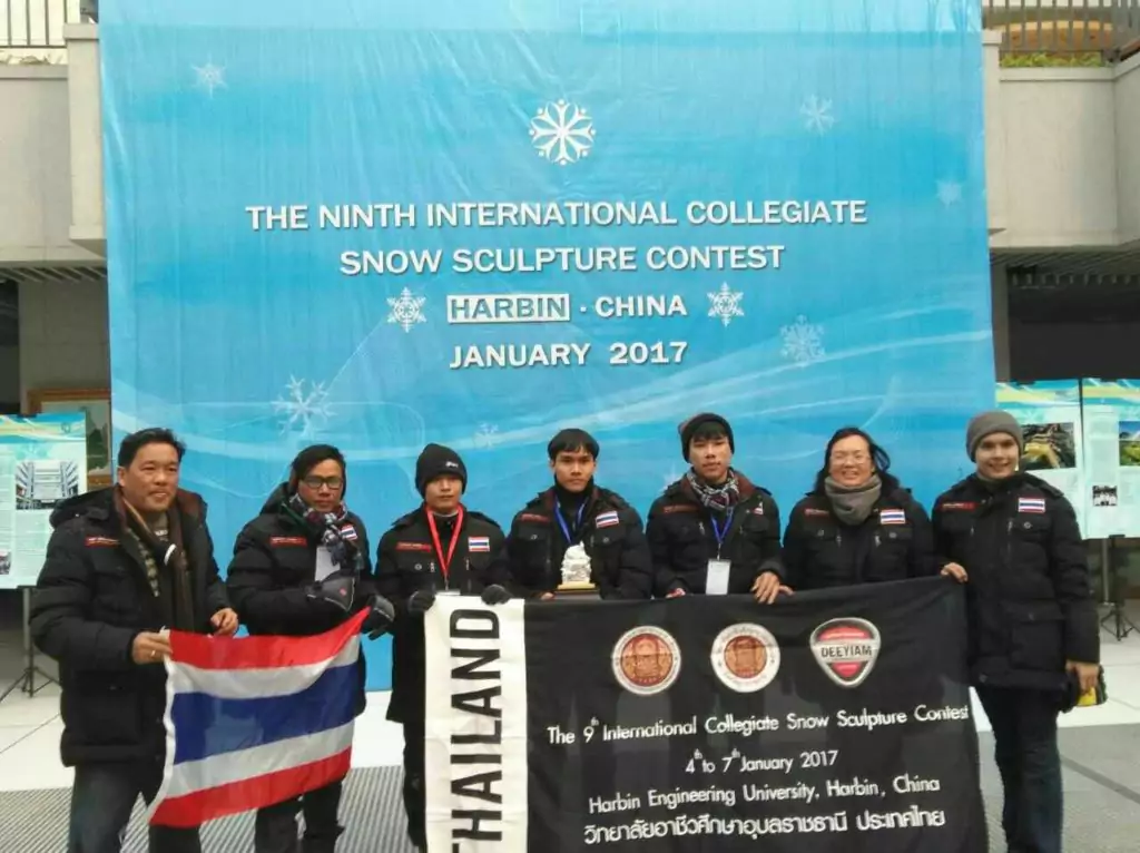 แกะสลักน้ำแข็ง