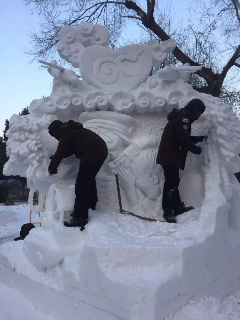 แกะสลักน้ำแข็ง